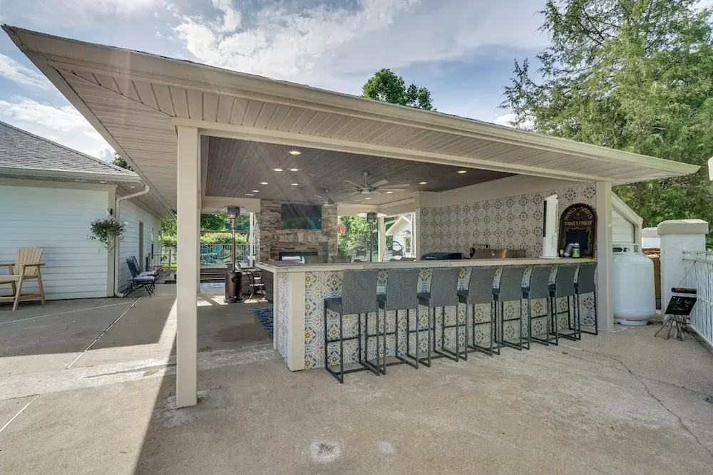 Pool, Hot Tub & Pickleball Court: Lake Ozarks Home