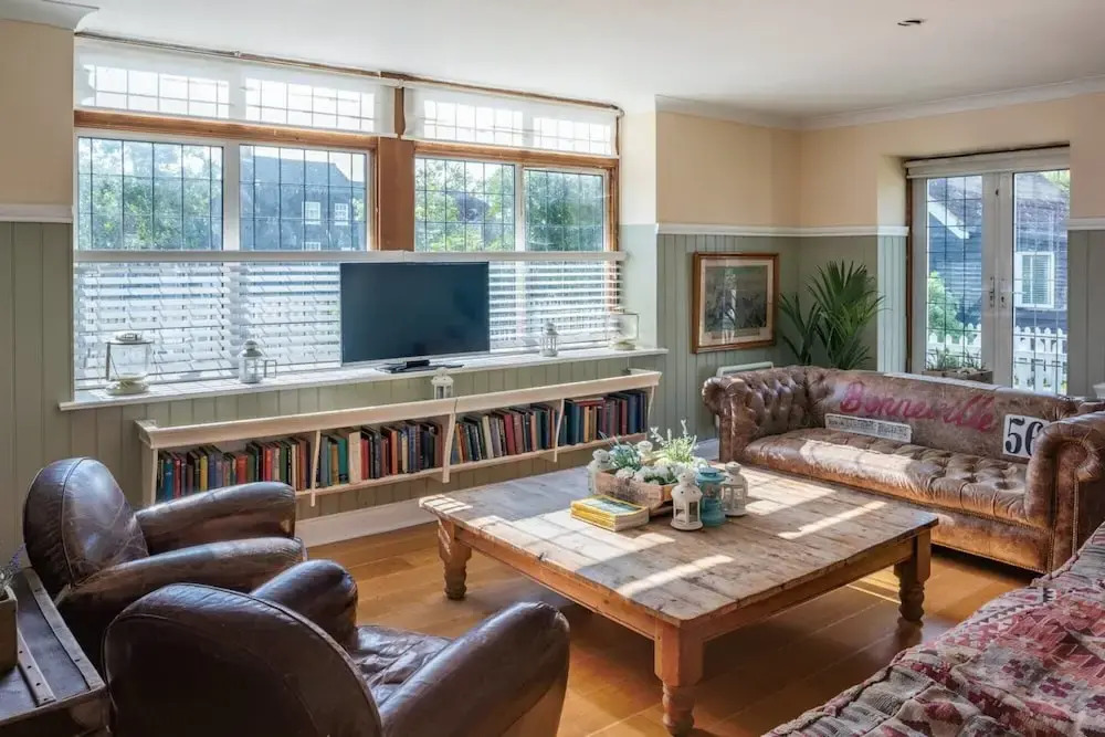 Garden House / 5-bed Home on Osea Island, Essex