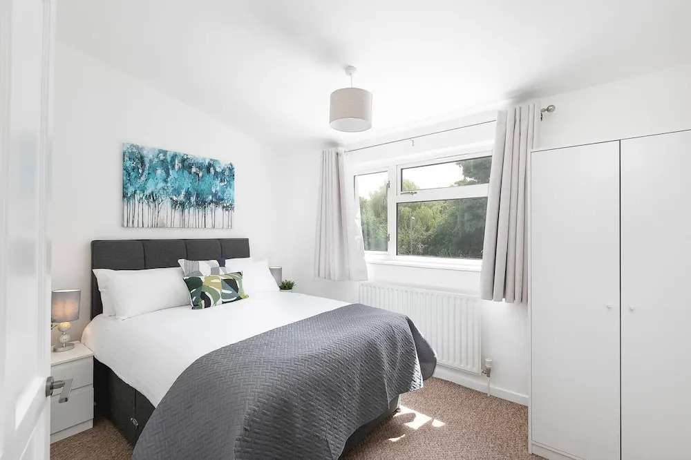Skyvillion - Lush 2 Bed Hydean Way House & Garden