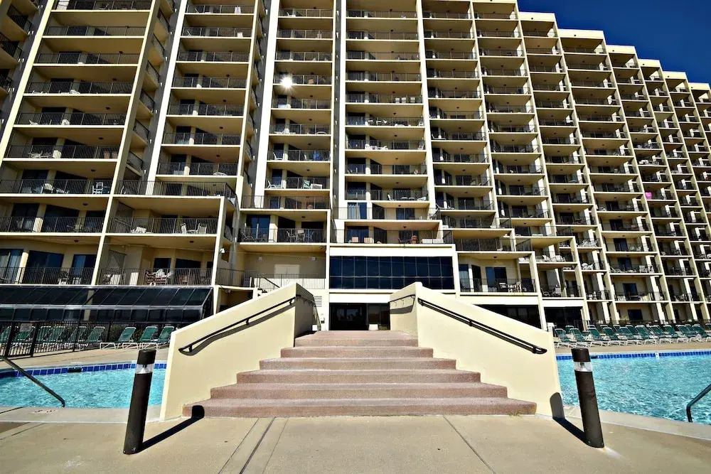Phoenix Vii 71208 3 Bedroom Apts by RedAwning