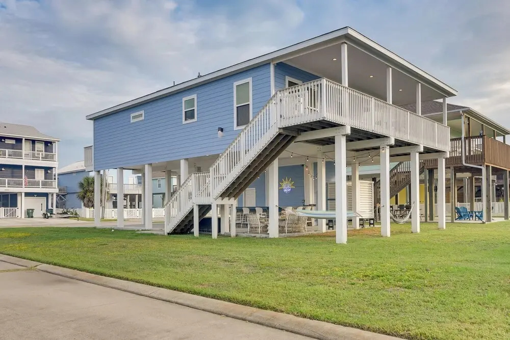 Galveston Home w/ Pool Access, Walk to Beaches!