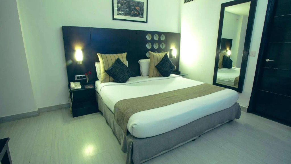 Hotel Thirty Three