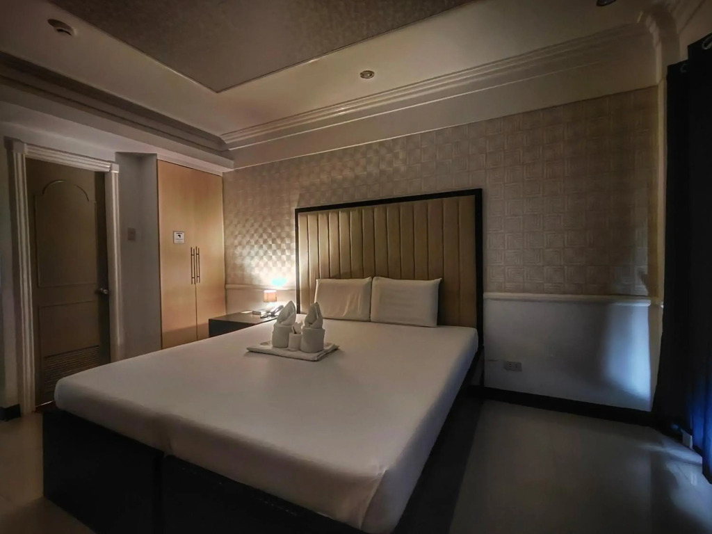 S&M Hotel