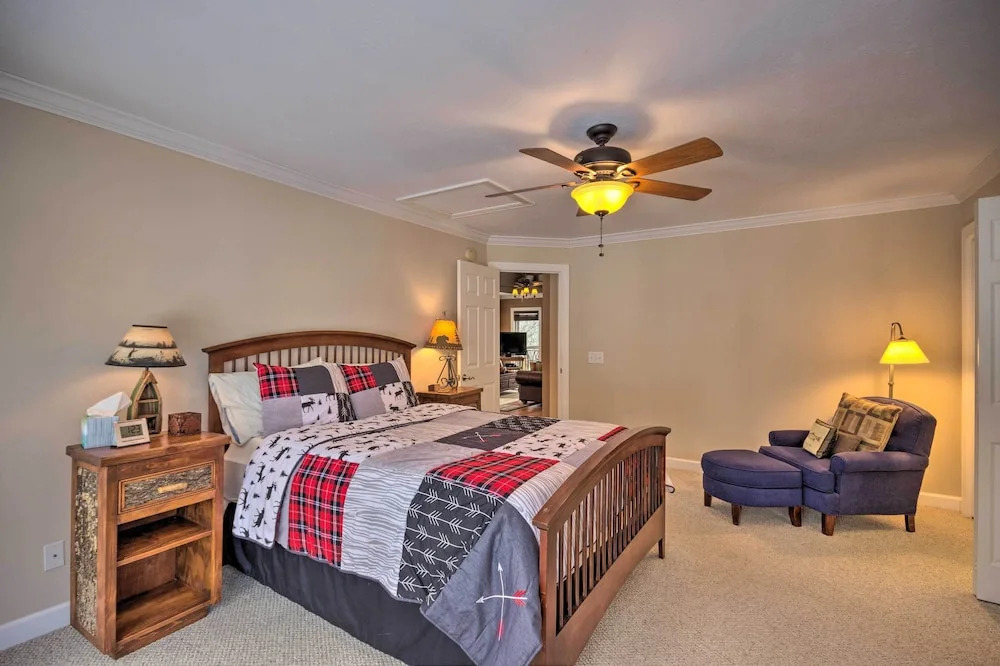 Beech Mountain Retreat w/ Open Deck: 2 Mi to Ski!