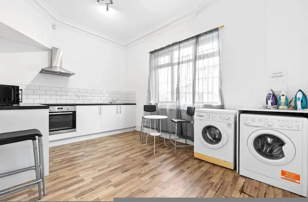 Cosy Leeds Studio Ensuite Kitchenette Wifi Street Parking