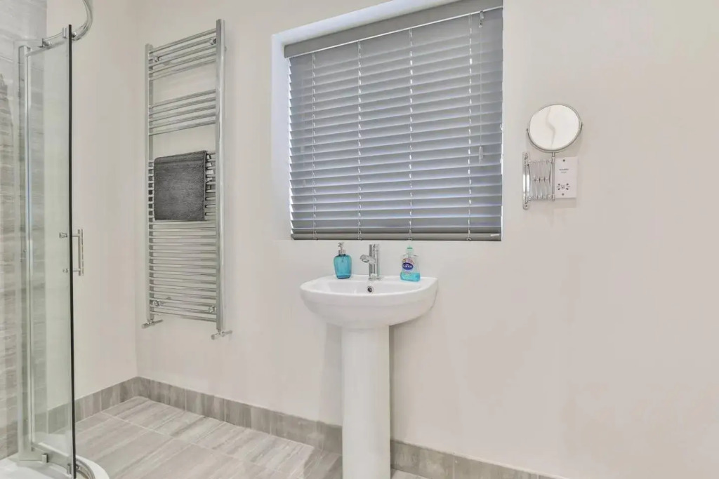 Renovated Whole House sleeps 4-5, WiFi, Parking near Sheffield Parkway