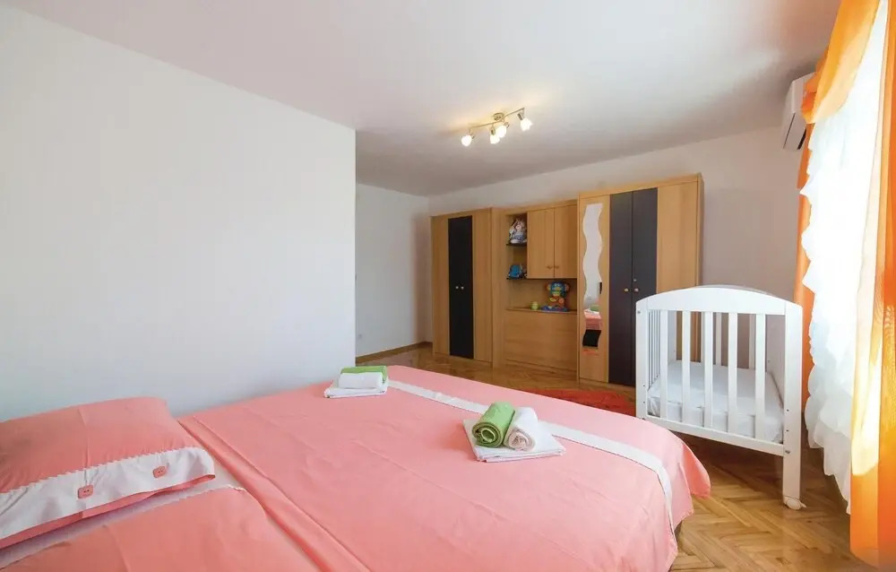 Amazing Home In Kastel Gomilica