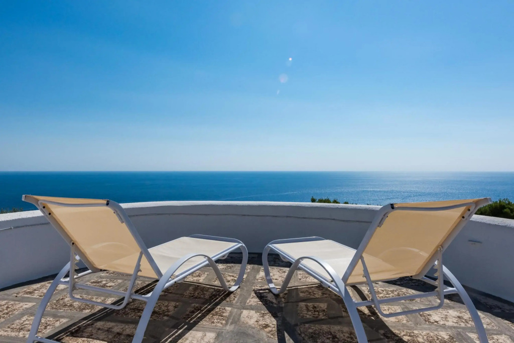 Beautiful Seaside Villa with Pool