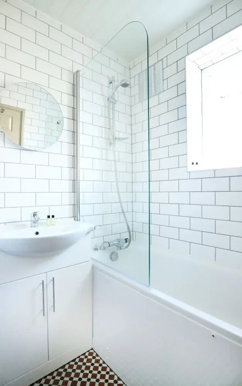 Newly Renovated 1 Bedroom Flat - Sleeps 4