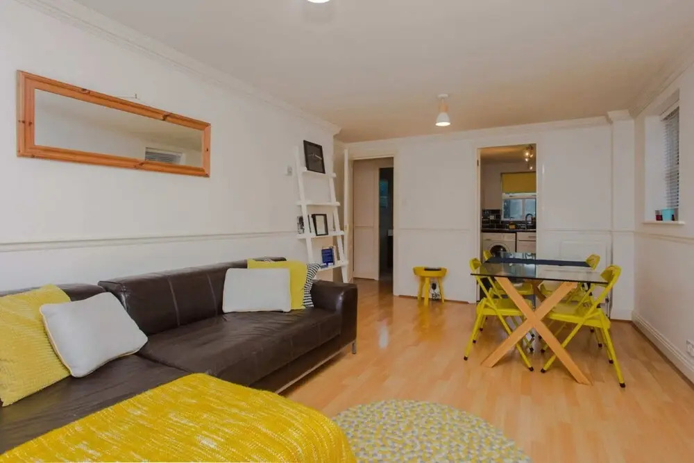 Contemporary 1 Bedroom Flat in Camberwell Oval