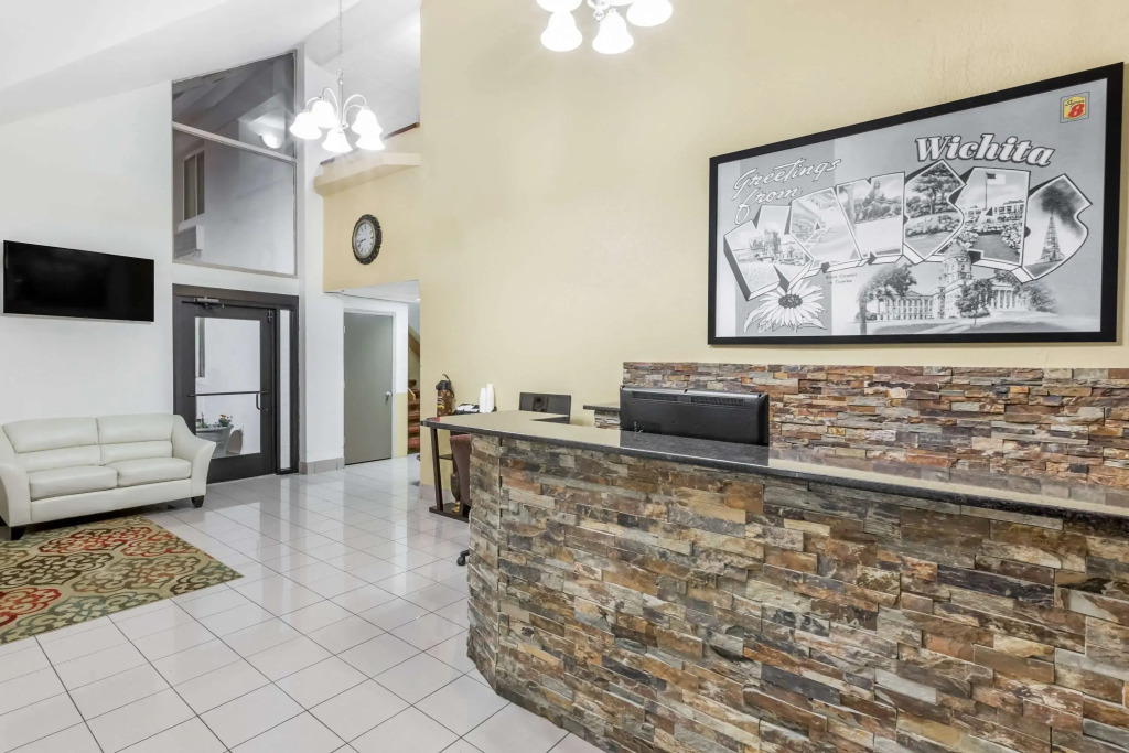 Super 8 by Wyndham Wichita Airport West Kellogg