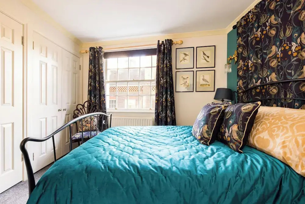 Mayfair 3-bed 6-guest W/patio & ac Berkeley Square