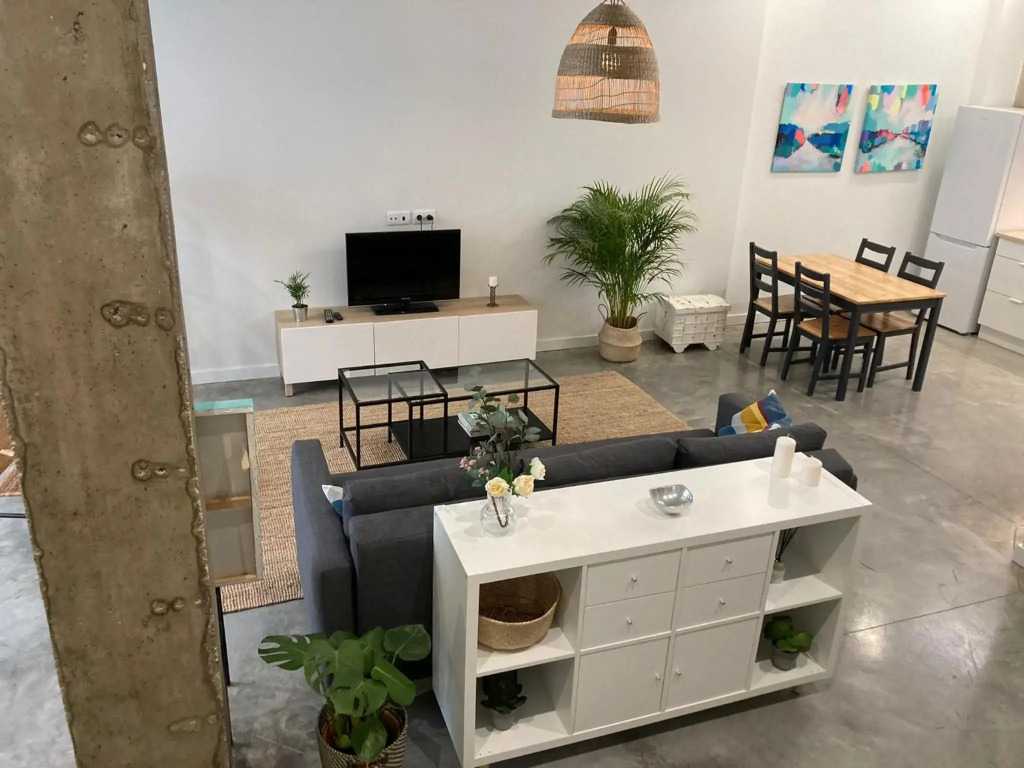Acogedor apartamento en semisótano con patio y cerca de la Plaza de España