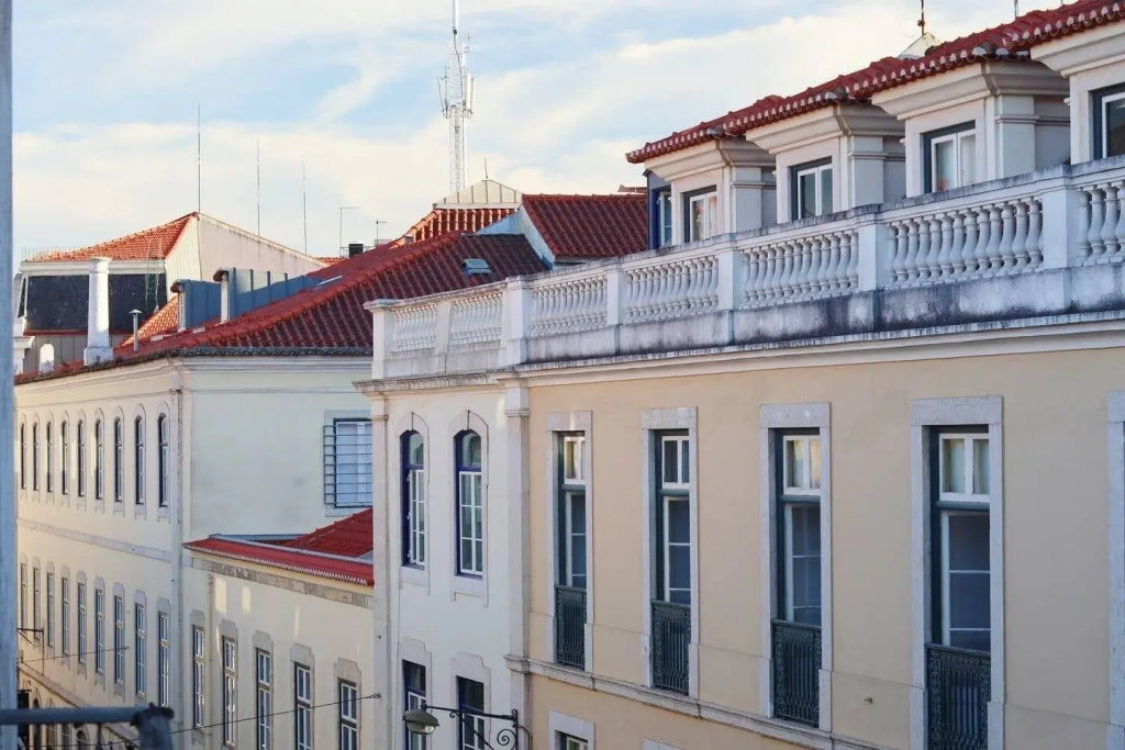 ALTIDO Bold & colourful 1-bed flat at the heart of Chiado, nearby Carmo Convent