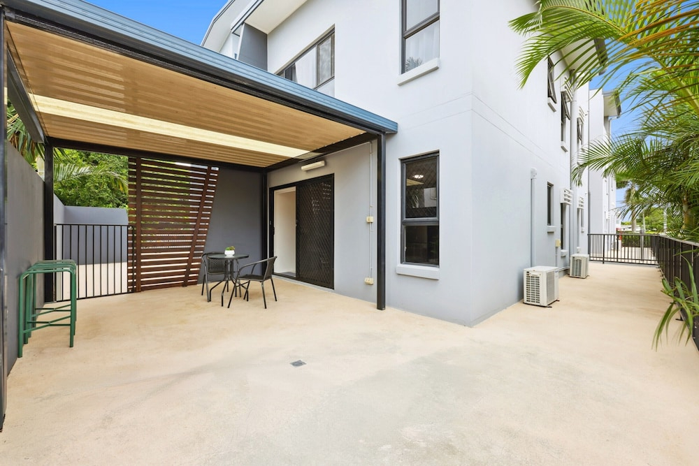 Beachside Apartment With Secure Parking