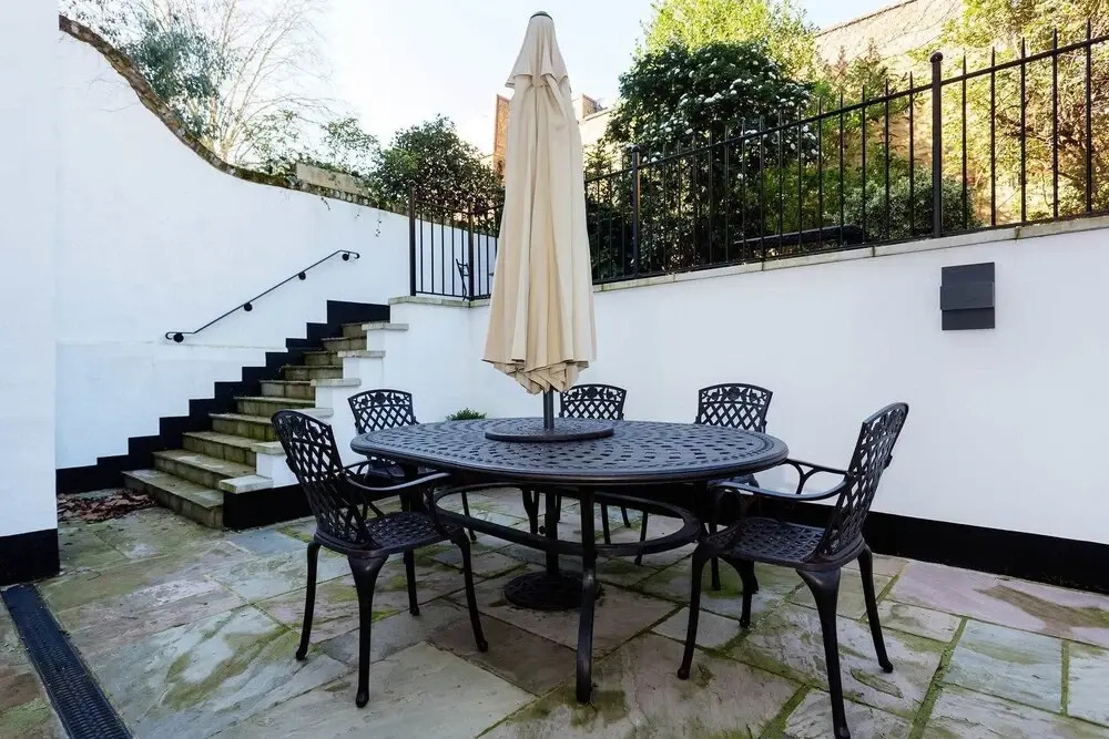 Elgin Crescent Apartment
