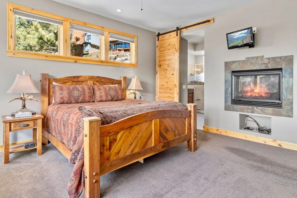 Garlands' Alpine Lodge Luxury Vacation At Windcliff 3 Bedroom Home by RedAwning