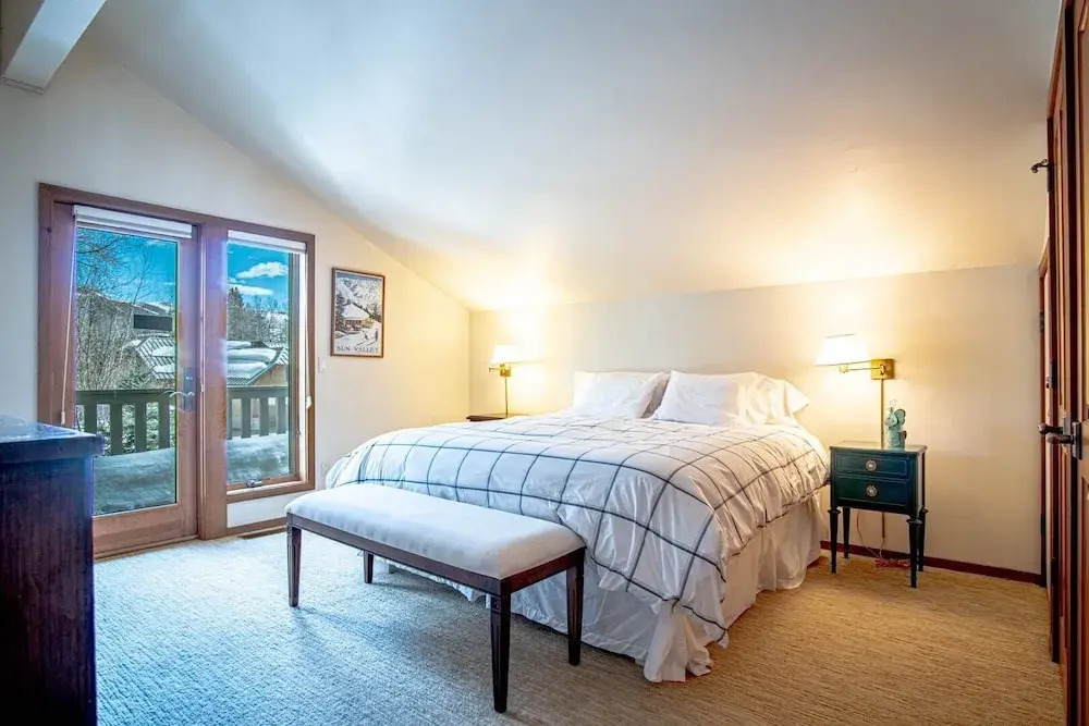 River House - 4BD Riverfront, Hot Tub, Near SV Ski Lifts!