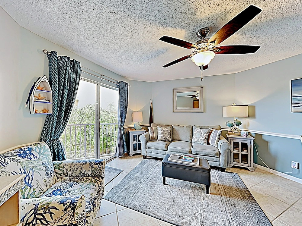 Modern Beachside Gem W/ 2 On-site Pools & Hot Tub 1 Bedroom Condo