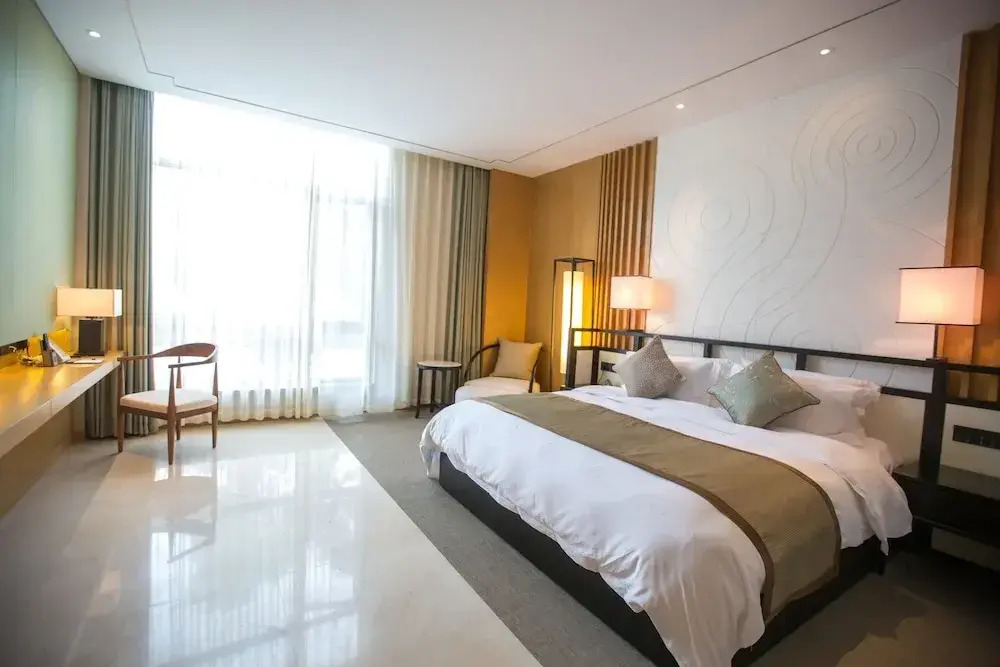 Slender West Lake Hot Spring Resort