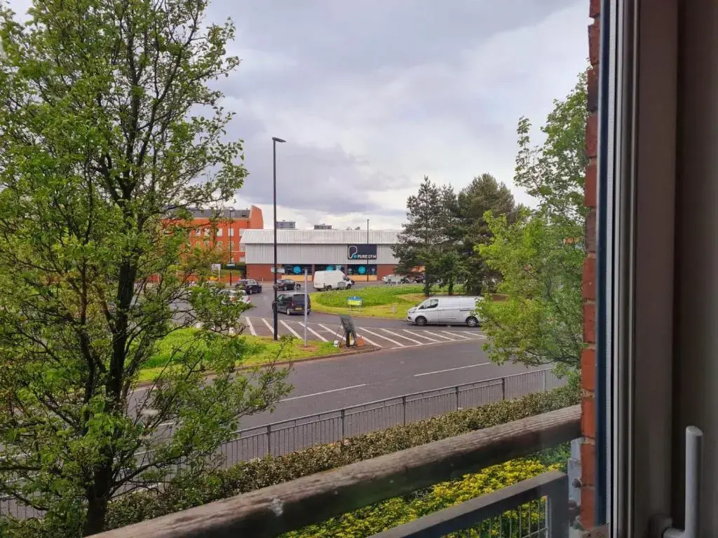Emerald Blossom-Central Warrington, Luxurious Yet Homely, WiFi, Secure Parking