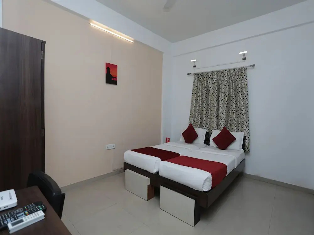 OYO 8996 Hotel Pioneer