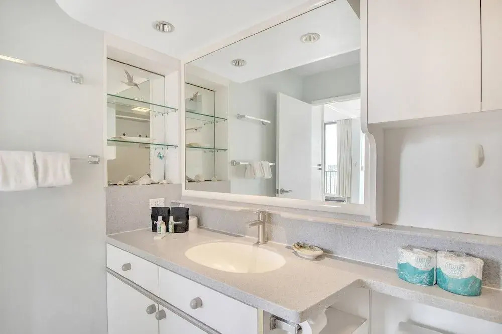 High Rise Ocean View Waikiki Condo, FREE Parking & Wi-Fi