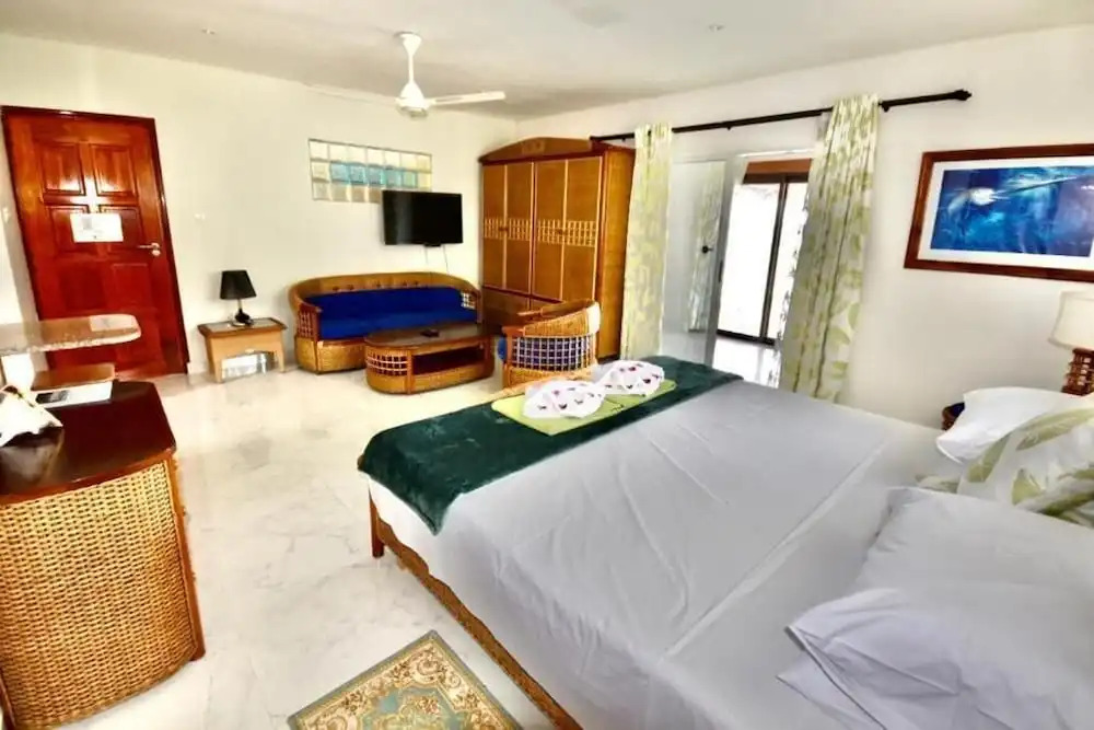 La Petite Maison and Sea Splash