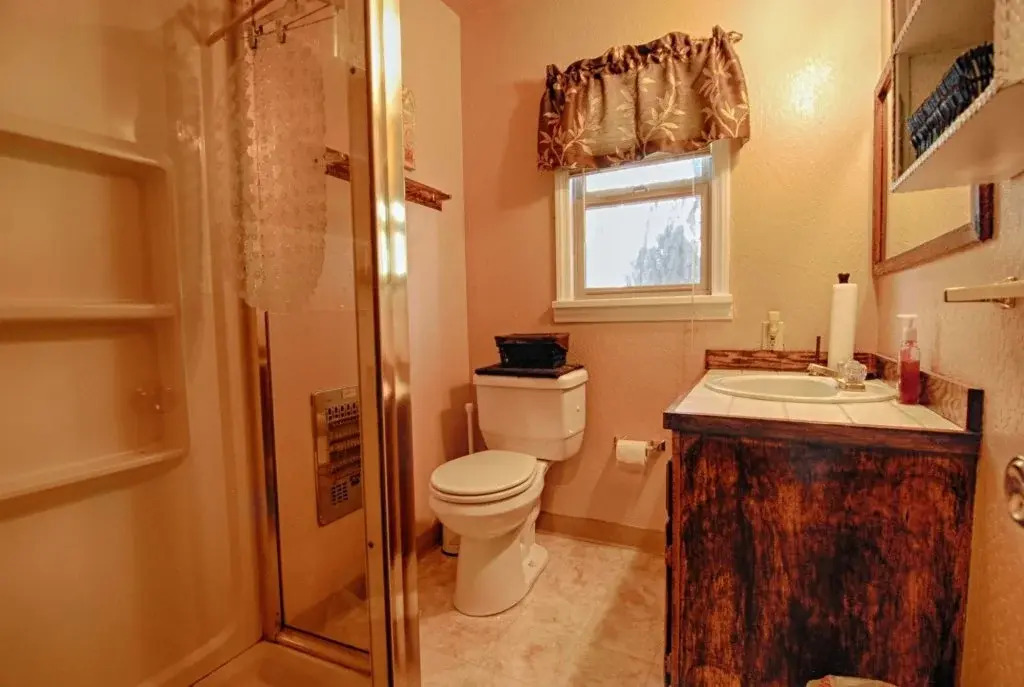 7460 N Lake Blvd 3 Br Home by RedAwning