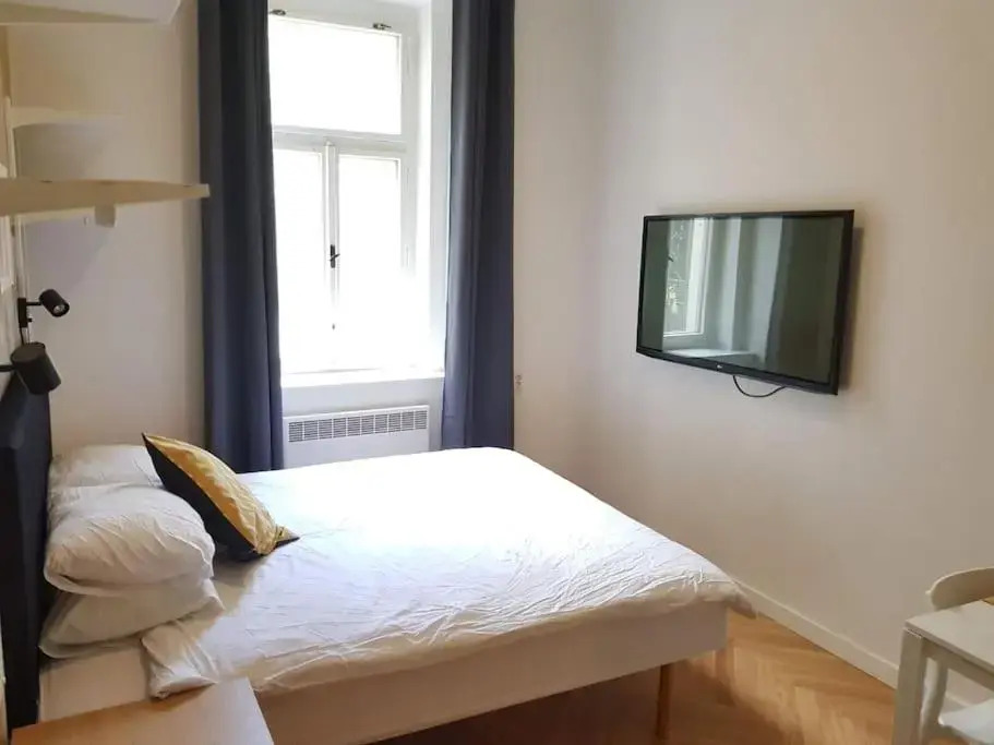 Stylish studio apartment by Namesti Miru