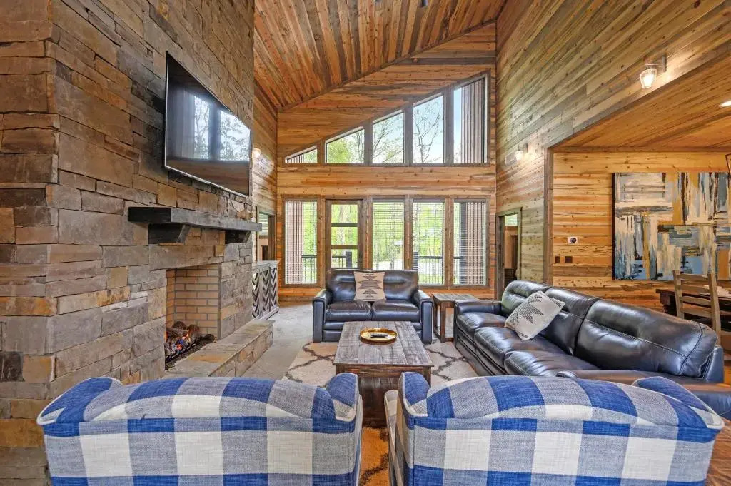 Fun Amp Inviting Modern Luxury 4br Retreat At Broken Bow Lake Features Hot Tub Fire Pit Playground And More Once In A Blue Moon By Boutiq