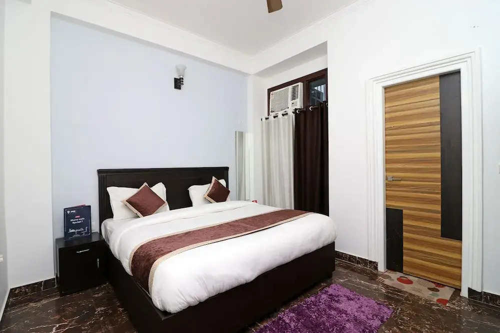 OYO 10810 Sangvi Palace