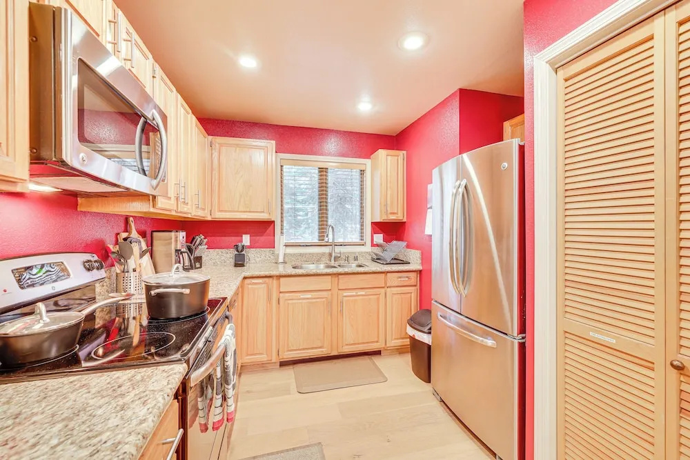 Lake Tahoe Corner Condo w/ Hot Tub, Beaches Nearby