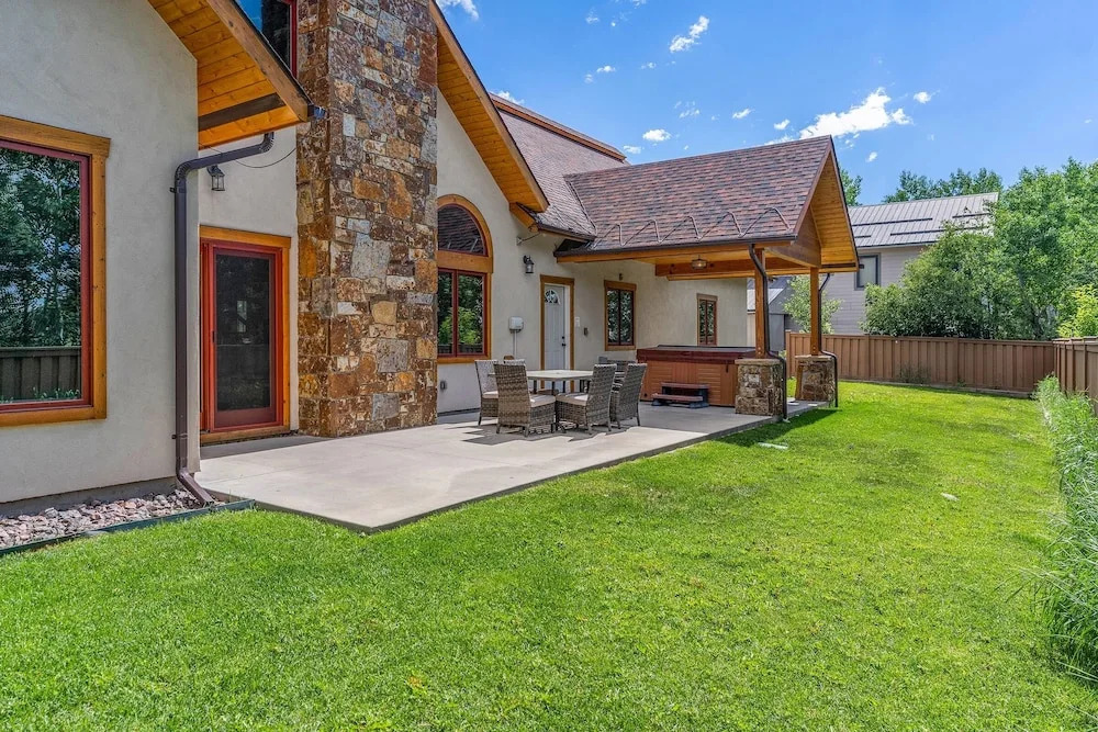 Cherry Drive 4 Bedroom Home by RedAwning