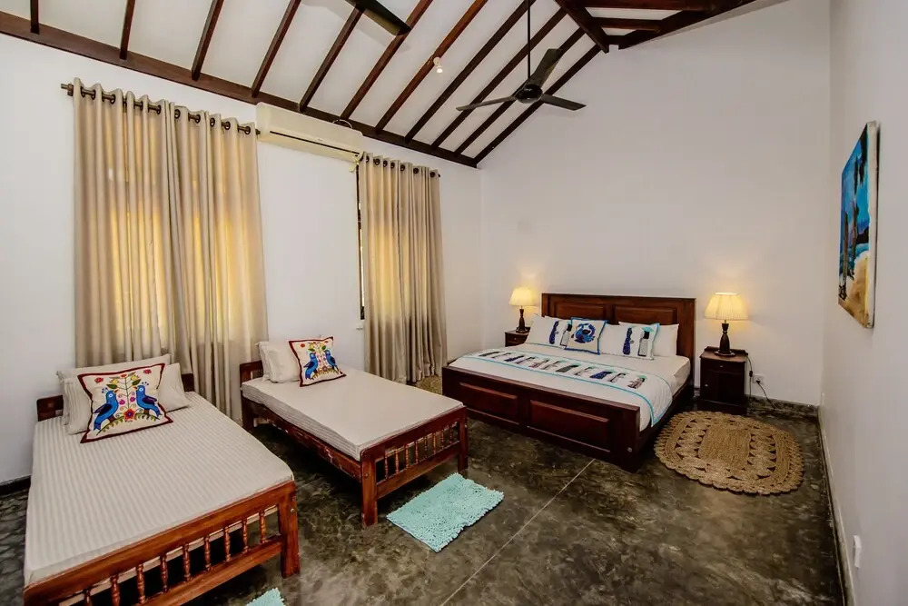 Ardeen Villa - superb 3 bedroom beachfront BB for 6, in Ranna- Tangalle- pick up, serviced, taxes included