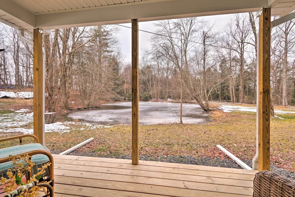 Unwind Fireside! Poconos Cottage 12 Mi to Slopes