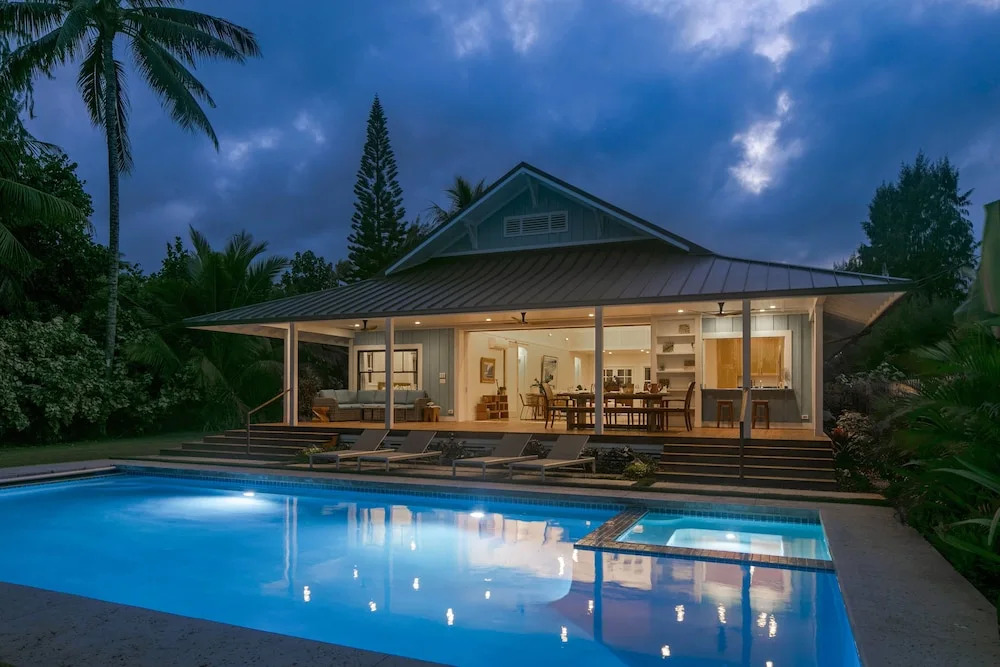Gorgeous Renovated 1937 Plantation Style Beach House 50 Steps to the Center of the Beach home