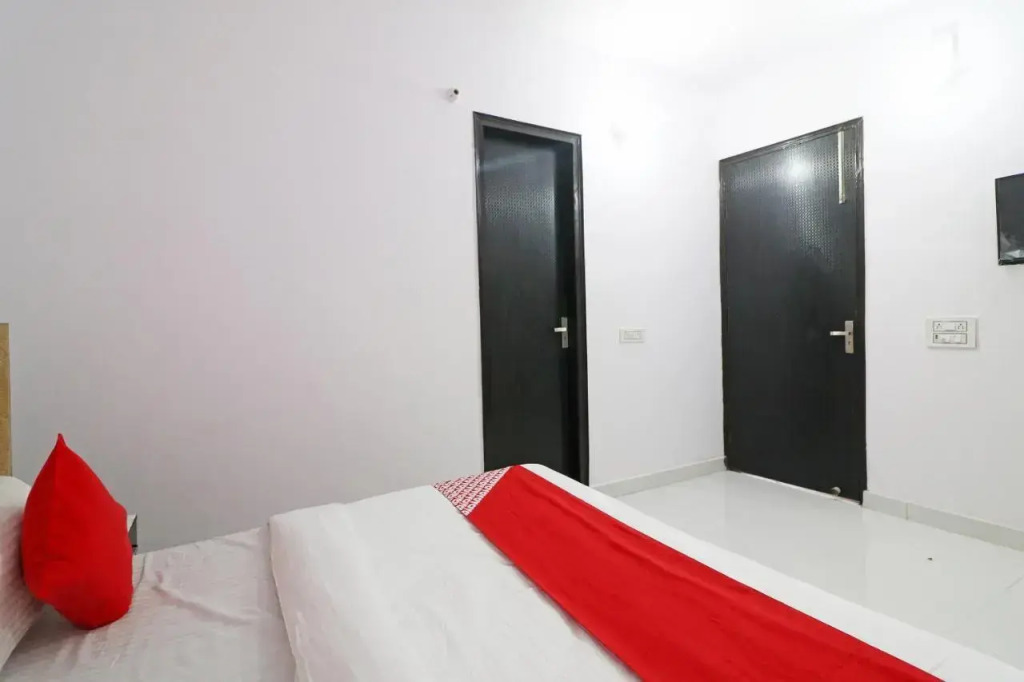 Red Carmine by OYO Rooms