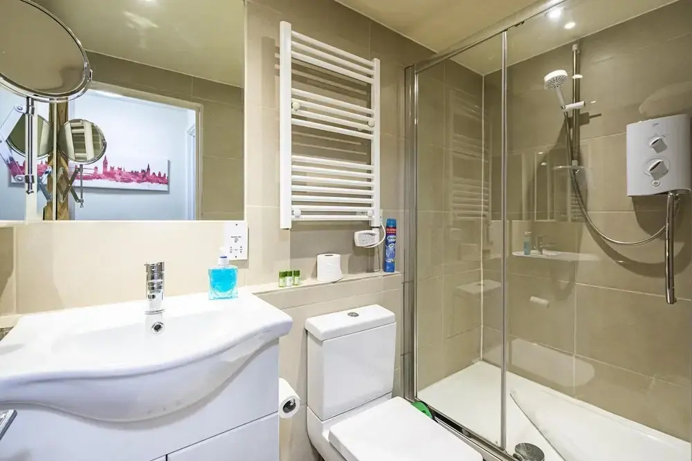 Incredible Light Filled Studio Apartment + Free Parking Sleeps 4