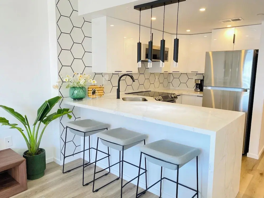 Panoramic Oceanview Resort - Full Kitchen in Each Unit, 2 Swimming Pools, Onsite Restaurants, Fireworks Every Friday