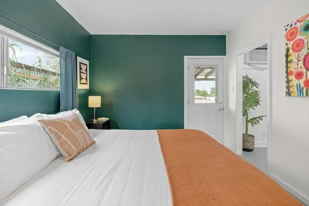 Fable by Avantstay 2 Unique Spaces, w/ Bowling, Hot Tub, Fire Pit, Large Yard
