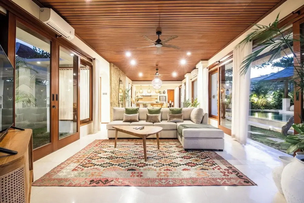 Spacious 4 BR Walking Distance to Finns Beach
