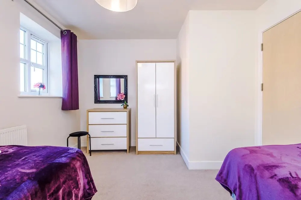 Spacious Home Ideal for Professionals Sleeps 8