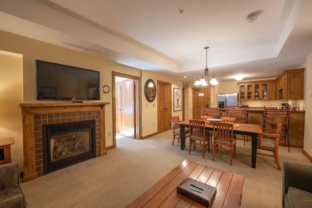Kid-Friendly 2 Bedroom Bathroom - Slopeside Condo - No Cleaning Fee! by RedAwning