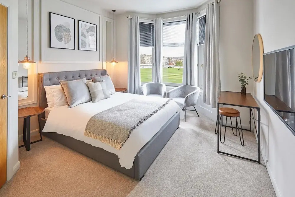 Bright North Bay Apartment Cricket Ground Views