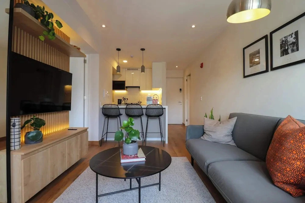w Stylish 2BR Retreat w Balcony in Miraflores