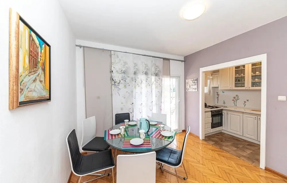 Amazing Home in Okrug Donji with WiFi, 5 Bedrooms & Hot Tub