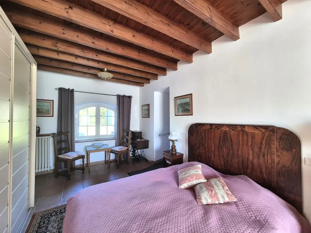 Spacious Family Home Near the Sea