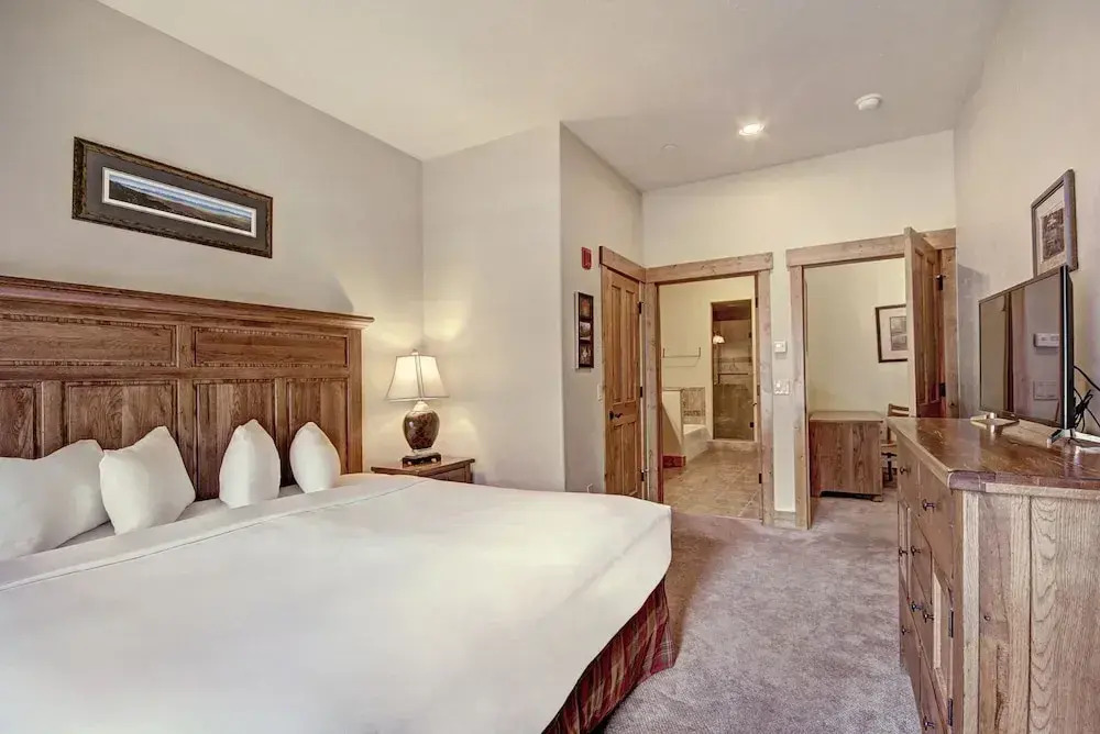 Cosmopolitan Decor + Spacious 3br In Downtown Breck Sleeps 8 3 Bedroom Townhouse by RedAwning