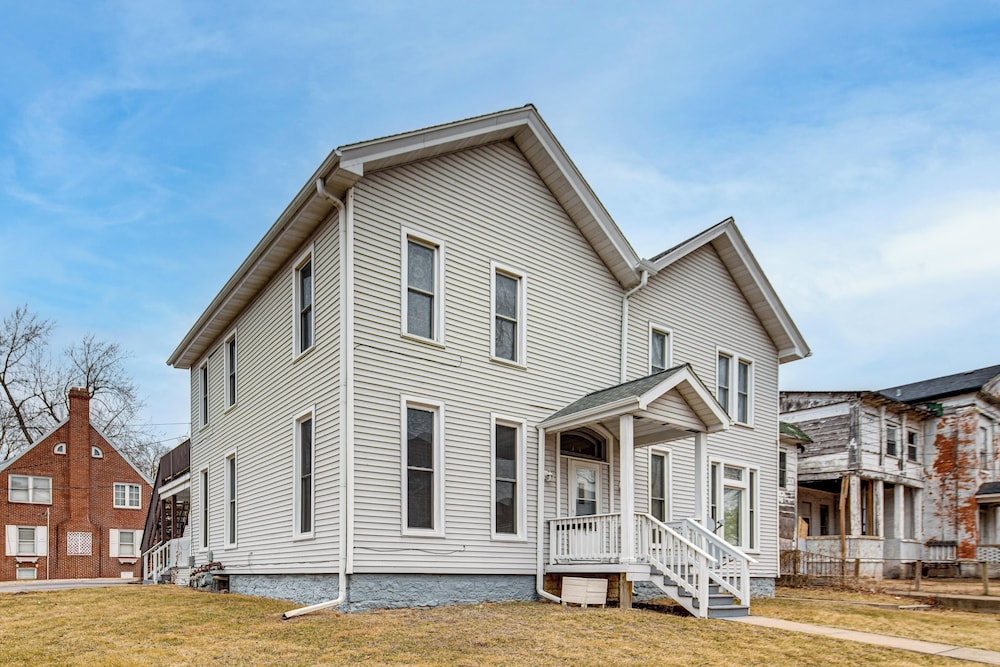 Walk to Old Town Ottawa! Starved Rock Country Home